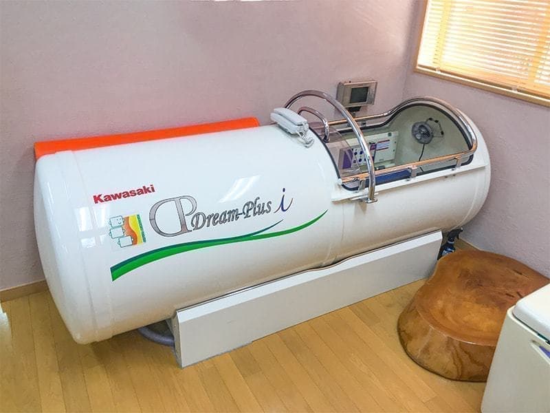 酸素カプセルとウォーターベットの写真