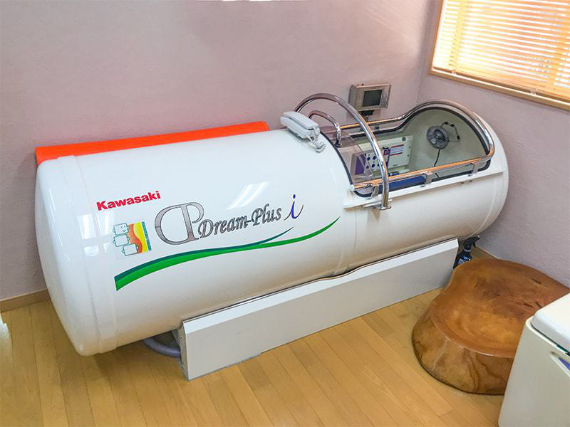酸素カプセルとウォーターベットの写真